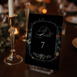 Kalligrafi av konsthvart Blommigt Bordsnummer<br><div class="desc">Bordsnumret i chic har en 1800-talets nederländska blommigt som fortfarande är levande,  inklusive vita,  röda och guld-tulpaner och vilda blommor,  på en svart bakgrund med anpassningsbarnas mittetikett,  kompletterande blommigt och kalligrafi av elegant som flödar i anpassningsbarna.</div>