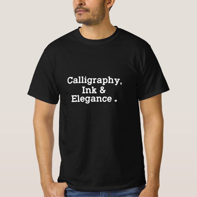 Kalligrafi,Bläck och elegans. T Shirt (Framsida)