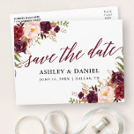 Kalligrafi Blommigt Burgundy Spara datum Vykort<br><div class="desc">Modern Elegant Calligraphy,  Watercolor Burgundy Blommigt Bröllop spara datum vykort</div>