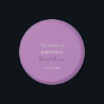 Kalligrafi Elegant Lavendel Välkommen Bröllopsdusc Magnet<br><div class="desc">Letar du efter en vacker kalligrafi med en estetisk handstil? Denna enkla,  iögonfallande design är för dig. Denna design,  speciellt gjord för användning av efternamn och familjenamn,  gör omedelbart intryck på dem som ser den.</div>