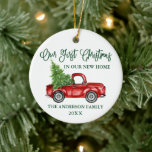 Kalligrafi Första julen Nya Hem Bilen Julgransprydnad Keramik<br><div class="desc">Modern Rolig Kalligrafi Skrift Vår Första Jul i vårt Nya Hem Ornament inkluderar Vattenfärg Vintage Röd Lastbil med Julgran. Skoggrön Skrift.</div>