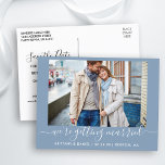 Kalligrafi Gifta sig Blått Spara datum Vykort<br><div class="desc">Modern Trendig Calligraphy-skript Ett par foto Vi Gifta sig Spara vykortet för meddelande om datum Förlovning - Dusty Blue</div>