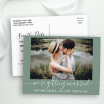 Kalligrafi Gifta sig Grönt Spara datum Vykort<br><div class="desc">Modern Trendig Calligraphy-skript par Photo Vi Gifta sig Spara vykort för meddelande om datum Förlovning - Grönt om byte</div>