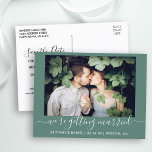 Kalligrafi Gifta sig Grönten Spara datum Vykort<br><div class="desc">Modern Trendig Calligraphy-skript par Photo Vi Gifta sig Spara vykort för meddelande om datum Förlovning - Eucalyptus Grönt</div>