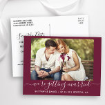 Kalligrafi Gifta sig Spara datum för burgundy Vykort<br><div class="desc">Modern Trendig Calligraphy-skript par Photo Vi Gifta sig Spara postkort för meddelande om datum Förlovning - Burgundy</div>