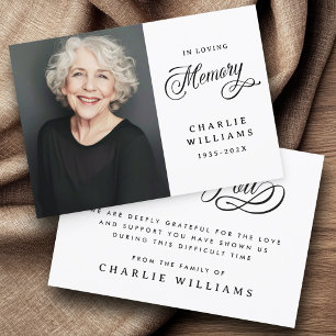 Kalligrafi i ett vitt foto av minnesbegravningen tack kort