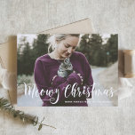 Kalligrafi i Meowy-julet Modern fotokatt Helgkort<br><div class="desc">God jul | Skicka ditt helgdag önskemål med det här anpassadet till jokertecken. Den har en modern kalligrafi som präglas av Meowy-jul. Anpassa det här moderna helgdag genom att lägga till information. Den här anpassningsbarna finns julkort för katt i andra färg och på andra kartonger. Matchande objekt är tillgängliga.</div>