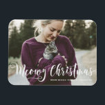 Kalligrafi i Meowy-julet Modern fotokatt Magnet<br><div class="desc">Sprid frestig glädje med vår fina anpassade fotojulmagnet, med den lekande frasen "Meowy jul"! Den här charmerande magneten är en perfekt för kattälskare och ger helgdag dekoration en nyck medan du visar dina favoritfotografier. Med vår användarvänliga online verktyg kan du designa magnet på bara några få klick, så att du...</div>