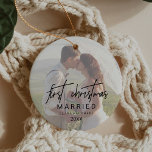 Kalligrafi med beläggning av piporr julgransprydnad keramik<br><div class="desc">Den här vismliga kalligrafin som ramlade fotogifta helgdag är den perfekt moderna Julgran-dekorationen. Utformningen har elegant och ändå rustik typografi med två av dina foton,  ett framtill och ett på baksidan. Detta prydnadsföremål lyder "första julen gift". Anpassa det med året.</div>