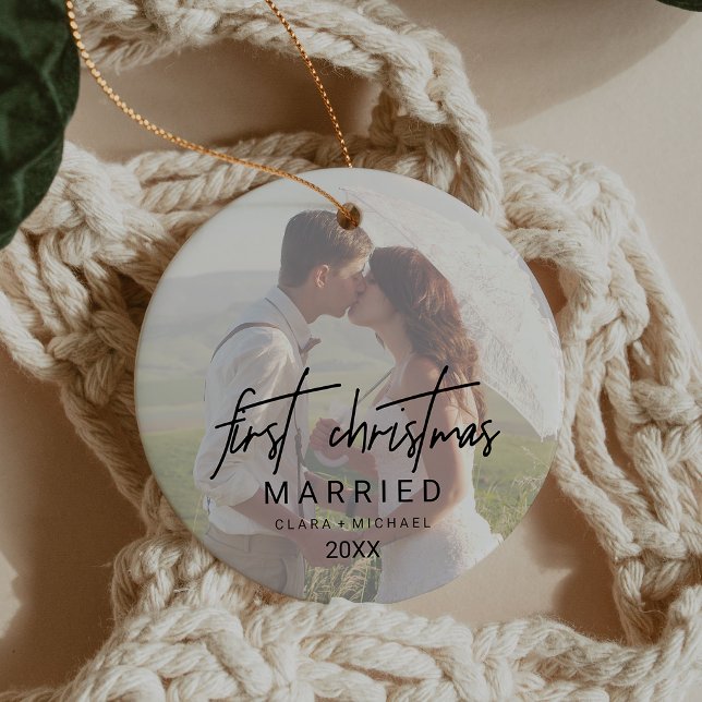 Kalligrafi med beläggning av piporr julgransprydnad keramik (Whimsical Calligraphy Faded Photo Married Ceramic Ornament)