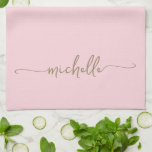 Kalligrafi Rosé Förnamn Monogram Guldskrift Kökshandduk<br><div class="desc">Elegant Chic Modern Guld Monogram Namn Signatur Script Anpassad Personlig Rosa Köks Handduk. Presenterar anpassat namn i en handskriven svans typsnitt kalligrafi (eller typografi) i guld på rosa eller baby rosa färg bakgrund. Dessa är lätta att anpassa. Bra stilfullt feminint husvärmegåva, även för födelsedag, bröllop, mors dag, bröllopsdusch och Det...</div>