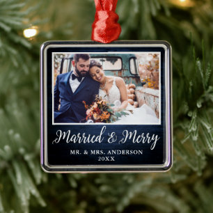 Kalligrafi Rustic Blue Wood Married and Merry Julgransprydnad Metall