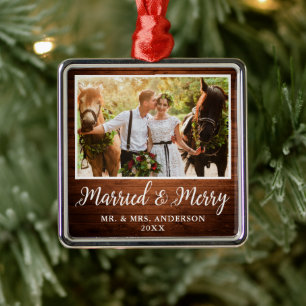 Kalligrafi Rustic Wood Married and Merry Julgransprydnad Metall