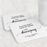Kalligrafi Ta inte min dryck jag dansar Underlägg Papper Rund<br><div class="desc">Den här enkla kalligrafin "ta inte min drink jag dansar" underlägg att det är perfekt för ett enkelt bröllop. Den minimalistiska utformningen har ett typsnitt för penselskript för elegant och ett underbart feminininint hjärta.</div>