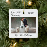 Kalligrafi vår första julfoto Bröllop Julgransprydnad Keramik<br><div class="desc">Modern Snyggt Kalligrafiskript,  enkel minimal,  vårt första julfoto Bröllop jul-keramiska prydnadsföremål</div>