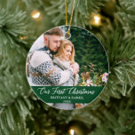 Kalligrafi vår första julpar Grönt Julgransprydnad Keramik<br><div class="desc">Elegant Calligraphy-skript vår första julparsfotofärgade Grönt med Snöflingor tillbaka</div>
