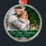 Kalligrafi vår första julpar Grönt Julgransprydnad Metall<br><div class="desc">Elegant Calligraphy-skript vår första julklapp med foto-Grönt för prydnadsföremål</div>