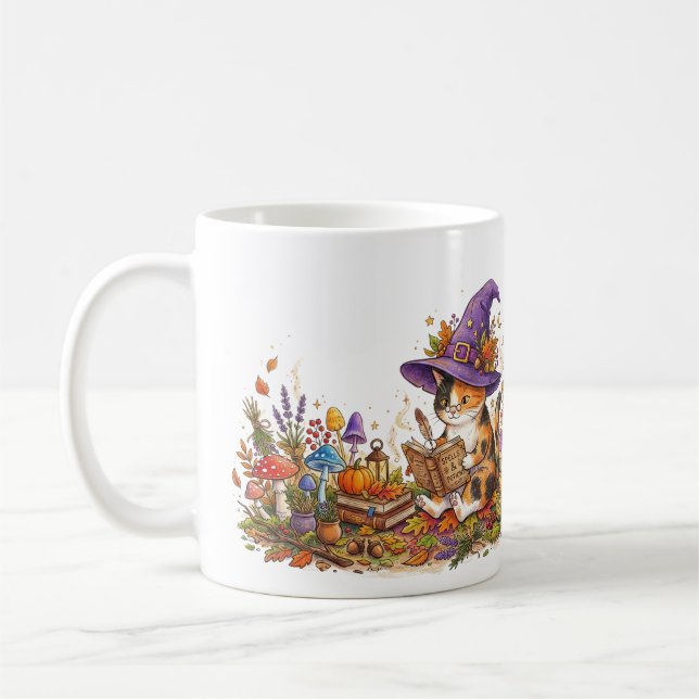 Kalligrafisk Häxa Katt Dechiffrerar Spells - Magis Kaffemugg (Vänster)