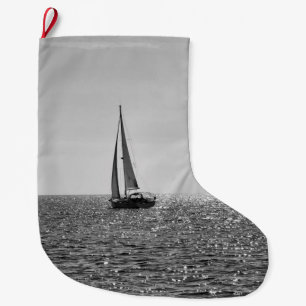 Kallt modernt foto av segelbåten i sommar stor julstrumpa