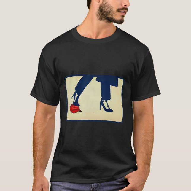 Kamala 2024 Anti Mega Högklackars Step on Red Hat T Shirt (Framsida)