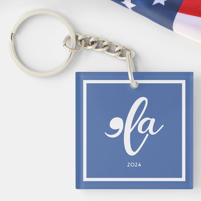 Kamala 2024 Säg hennes Namn-akryl (Kamala 2024 Say Her Name Acrylic Keychain Next to an American Flag)