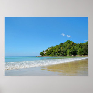 Kamala-bukten på ön Phuket i Thailand på en solig Poster