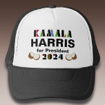 Kamala Coconut Truckerkeps<br><div class="desc">Stå upp och tala med truckerkepsen och stödja Kamala Harris kampanj till president. Innehåller färgstarka stiliserade stencilbokstäver och konutgrafisk accent. Ditt val av färg stilar</div>