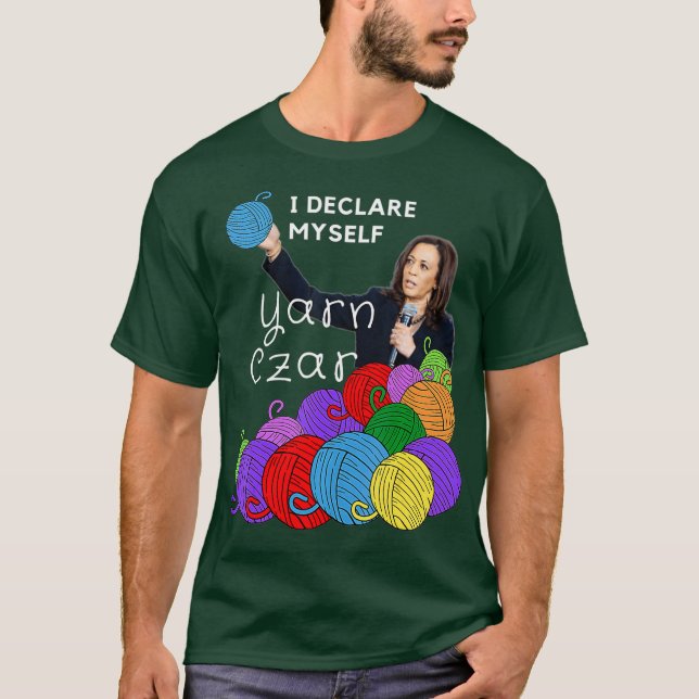 Kamala Crochets Yarn Czar Wheres Kamala Shes T Shirt (Framsida)