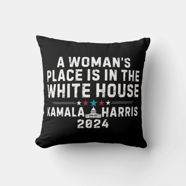 Kamala Harris 2024- A Womans Ställe ligger i Whit Kudde (Framsida)