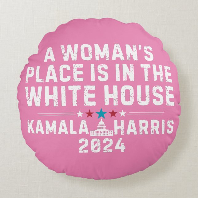 Kamala Harris 2024- A Womans Ställe ligger i Whit Rund Kudde (Framsidan)