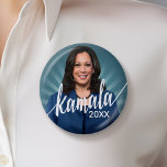 Kamala Harris 2024 - Blue teal with script namn Knapp<br><div class="desc">En vacker utformning för den Vice presidenten i Stater - Kamala Harris. En icke-traditionell design med ett foto av Kamala Harris och teal ray-bakgrund.</div>