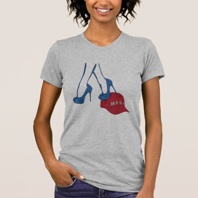 Kamala Harris Heel Stepping on MAGA Hat Anti Trump T Shirt (Framsida)
