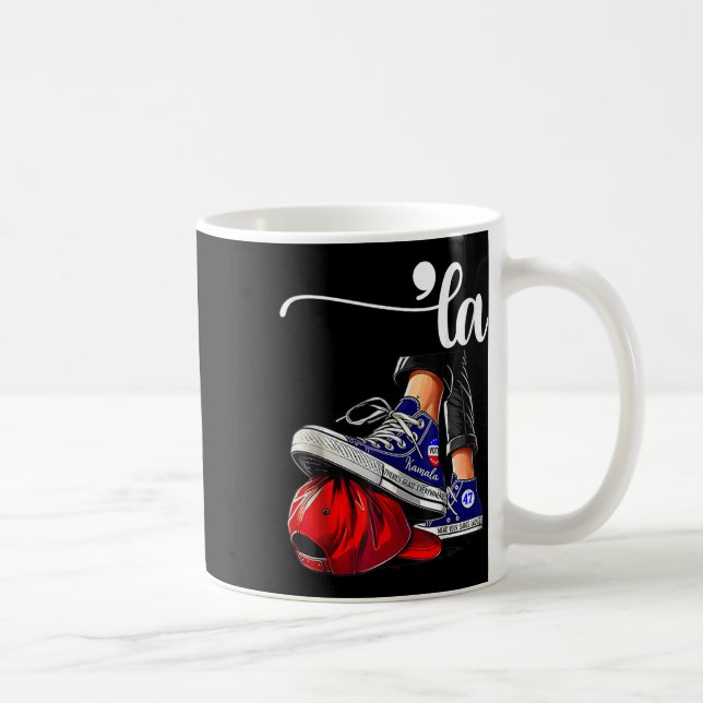 Kamala Harris Högklackars Stepping on Red Mega Hat Kaffemugg (Höger)