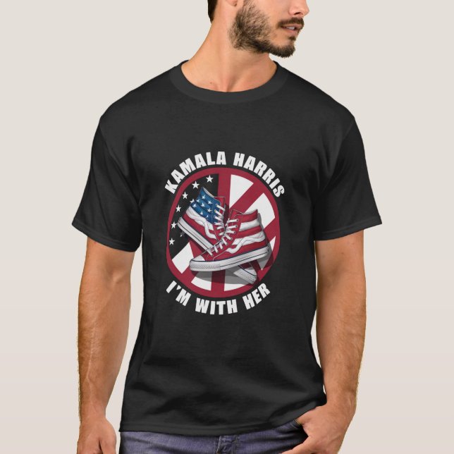 Kamala Harris jag är med Hennes patriotiska konver T Shirt (Framsida)