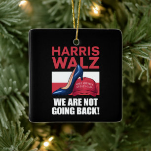 Kamala Harris klackar som trampar på röd MAGA-hatt Julgransprydnad Keramik