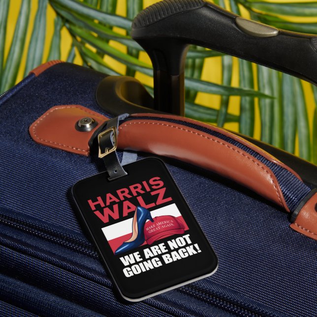 Kamala Harris klackar trampar på röd MAGA-hatt   Bagagebricka (Framsida Insitu 1)