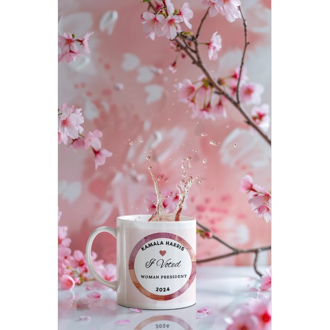 Kamala Harris Mugg. Vitt och Ljust rosa Färg. Kaffemugg (Skapare uppladdad)