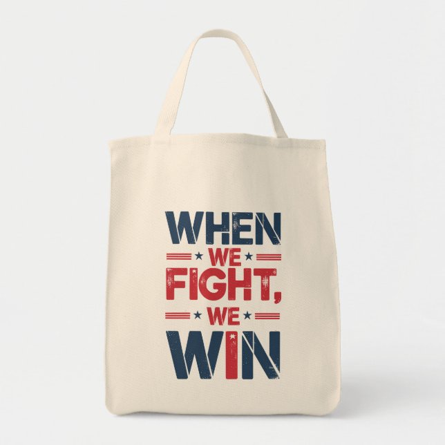 KAMALA HARRIS - NÄR VI KÄMPAR VINNA! Tote Bag Tygkasse (Framsidan)