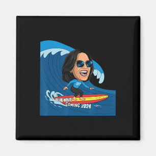 Kamala Harris Riding Surfboard på en blå våg Magnet