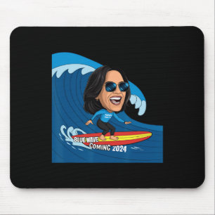 Kamala Harris Riding Surfboard på en blå våg Musmatta