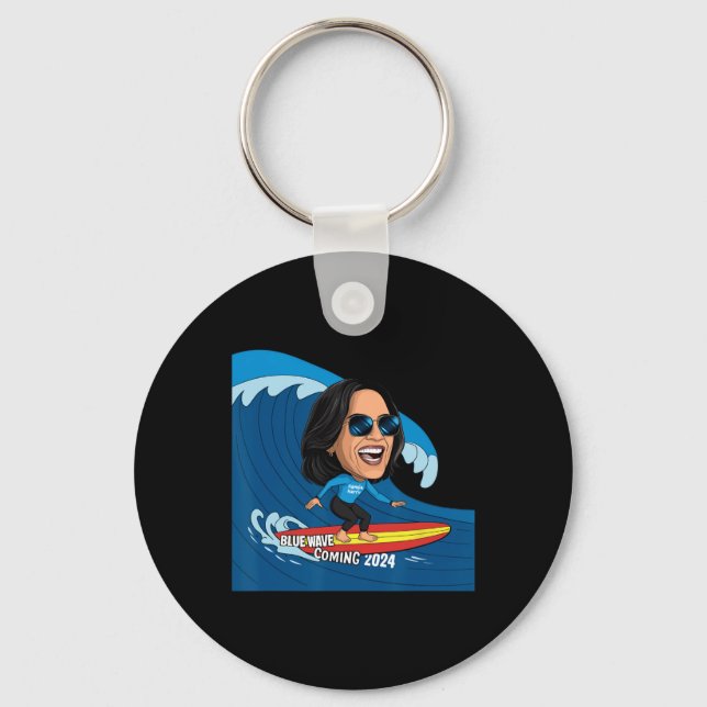 Kamala Harris Riding Surfboard på en blå våg Nyckelring (Framsida)