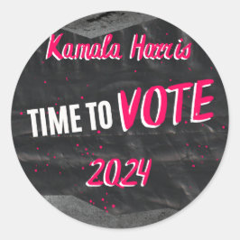 Kamala Harris Sticker. Mörk med rosa teckensnitt. Runt Klistermärke