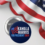 Kamala Harris till president 2024 Mörk Blue Knapp<br><div class="desc">Kamala Harris (2024 års president): Knappen för valflottan (blått) med väv amerikansk flagga. Röd,  vit och blå design för en patriotisk demokrat som röstar i presidentvalet.</div>