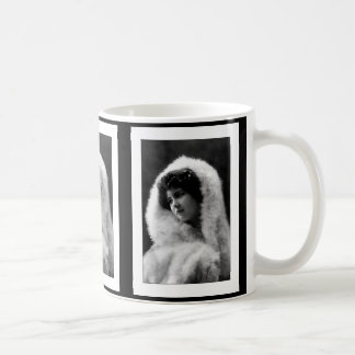 kamea i victoriansk kvinnoställning kaffemugg