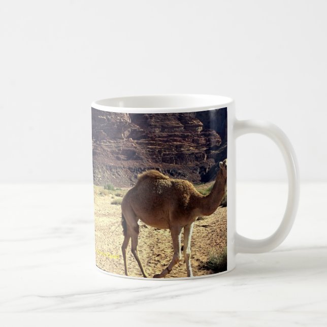 Kamel i öknen av Wadirom, Jordanienöken Kaffemugg (Höger)