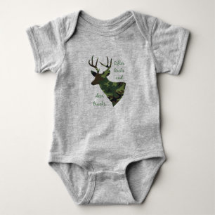 Kamouflage-jakt på gevär, rack och Hjortar T Shirt