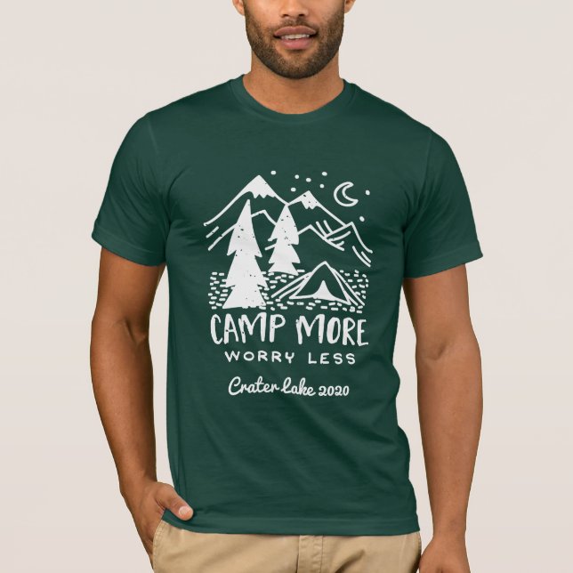 Kamp mer, mindre oroande | Anpassningsbar Camping T Shirt (Framsida)