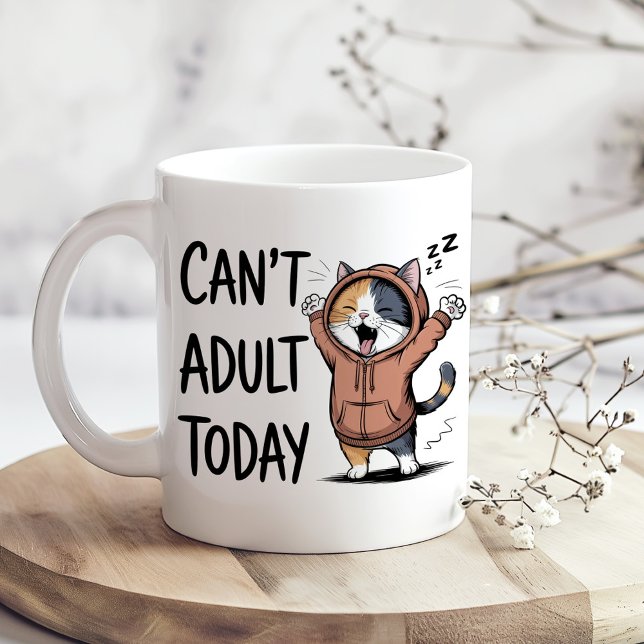 "Kan inte vara vuxen idag" Rolig katt Kaffemugg ("Can't Adult Today" Funny Cat Coffee Mug on a sunny boho kitchen table with tiny dry flowers)