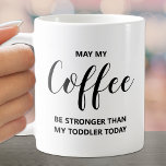 Kan mitt kaffe vara starkt citat kaffemugg<br><div class="desc">Humorist kan min kaffe vara starkare än mitt citat från Småbarn i mugg är roligt för dig själv eller gåva till en vän.</div>
