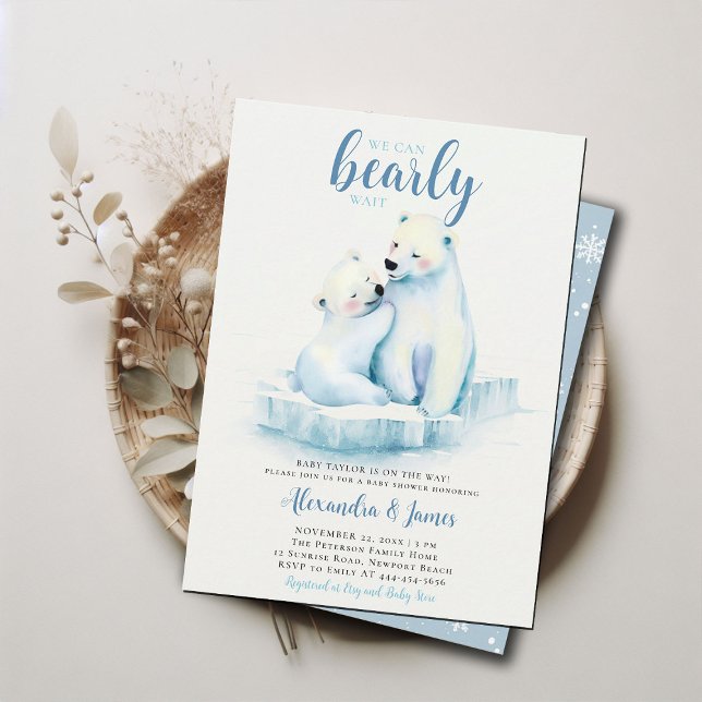 Kan vänta Polar Mamma Bear Unge Pojke Shower Inbjudningar (we can bearly wait baby boy shower invitation winter polar mom bear cub cute sweet animal blue white)